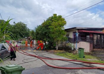 ANGGOTA bomba dan penyelamat sedang membuat pemeriksaan keselamatan selepas api dipadamkan dalam kebakaran di Taman Pertama, Kuala Lipis di Lipis, Pahang. - IHSAN PENDUDUK TAMAN PERTAMA