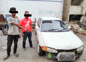 DUA lelaki ditahan di kawasan rumah pangsa di Taman Bukit Sentosa, Rawang selepas dipercayai terlibat dalam kegiatan curi kereta di Ampang, Selangor, semalam.