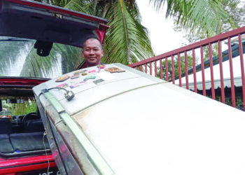 MAD Nor Asmi memunggah barangan termasuk peti sejuk menggunakan kereta Proton Iswara Aeroback dari PPS ke rumahnya di Kampung Chodan, Segamat.