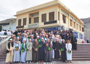 rombongan pelajar Ruwaq Jawi bergambar kenangan di hadapan rumah tempat kelahiran Nabi Muhammad SAW yang kini dijadikan sebagai perpustakaan di Mekah.