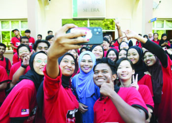 Dr. Noraini Ahmad menyambut kepulangan mahasiswa Misi Sukarelawan Siswa YSS ke Sabah di Universiti Malaysia Sabah.