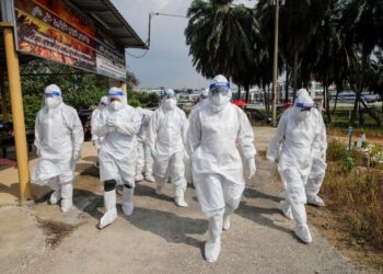 Crew Tanah Kubur Ijok lengkap dengan PPE sebagai persiapan mengurus jenazah mangsa Covid-19. – UTUSAN/ABDUL RAZAK IDRIS