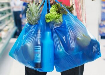 PELANGGAN dikenakan caj 20 sen untuk penggunaan beg plastik di pasar raya atau kedai-kedai serbaneka.
