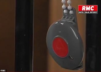 PERANTI penjarakan sosial akan mengeluarkan bunyi kuat sekiranya si pemakai berdiri terlalu rapat dengan pekerja lain. - AGENSI