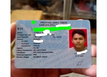 SYAIFUL Bahri membuat tanda tangan seperti lambang Konohagaruke pada kad pengenalannya. - AGENSI