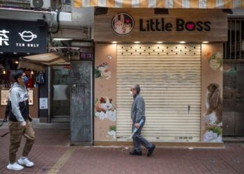 PENDUDUK berjalan melepasi kedai haiwan peliharaan, Little Boss di Causeway Bay, Hong Kong. –AFP