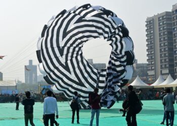 PESERTA cuba menerbangkan layang-layang pada Festival Layang-Layang Antarabangsa 2023 di Ahmedabad. - AFP  