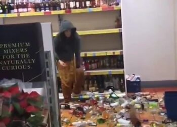 BARBARA membuang
ratusan botol arak di rak pasar raya, dua tahun lalu. – CRIMELDN TWITTER