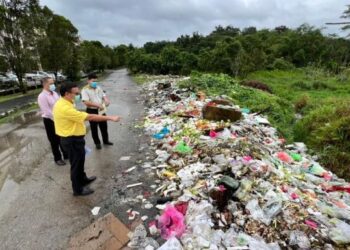 Pengerusi MPP Lo Khere Chiang, (depan) menunjukkan keadaan sampah sarap yang dibuang secara haram di daerah Padawan.