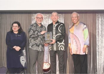 FADILLAH Yusof menyampaikan Anugerah Platinum AIGA 2022 kepada Haris Fadzilah Hassan di Kuala Lumpur, semalam.