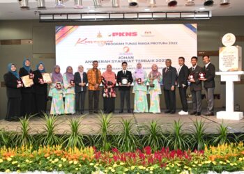 Para pelajar serta guru pembimbing Sekolah Menengah Kebangsaan Bukit Gading menerima hadiah Johan Anugerah Syarikat Terbaik 2022 daripada Rodziah Ismail (tengah).