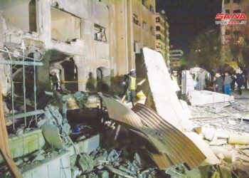 GAMBAR oleh Agensi Berita Arab Syria (SANA) menunjukkan sebuah bangunan yang rosak berikutan serangan peluru berpandu Israel di mana 15 orang terbunuh di Damsyik. -AFP