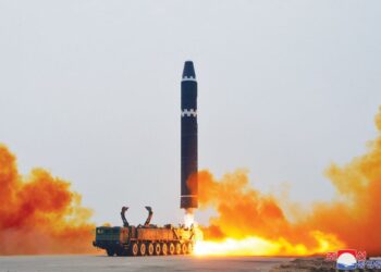 GAMBAR dikeluarkan Agensi Berita Pusat Korea (KCNA) menunjukkan ujian tembakan peluru berpandu balistik antara benua (ICBM) "Hwasong-15", di Lapangan Terbang Antarabangsa Pyongyang. -AFP