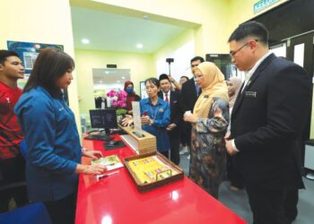 DR. ZALIHA MUSTAFA (dua dari kanan) melawat kemudahan yang terdapat di Wellness Hub Hospital Sultanah Aminah, Johor Bahru.