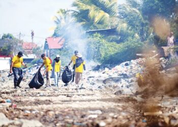 PARA sukarelawan NGO Pahlawan Sampah atau Trash Hero Perlis melakukan aktiviti mengutip sampah di pesisir Pantai Kuala Sungai Baru, Perlis, semalam.-UTUSAN/IZLIZAN OTHMAN
