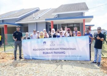 AZJURIYAHTI Azlan (tengah) pada siri jelajah permohonan Rumah Pahang di Felda Jengka 11 di Maran, Pahang. - UTUSAN/SHAIKH AHMAD RAZIF