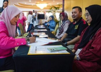 Nurul Amal Mohd. Fauzi (kiri) mengisi borang kehadiran ketika tiba bagi menyerahkan borang calon ketua puteri UMNO sempena Pendaftaran Calon Pemilihan UMNO 2023-2026 di Menara Dato’ Onn di sini, hari ini. -UTUSAN/MUHAMAD IQBAL ROSLI