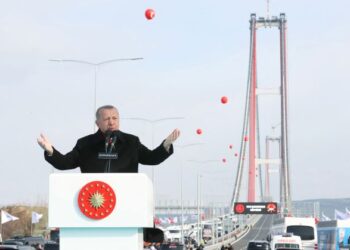 RECEP Tayyip Erdogan
menyampaikan ucapan pada majlis perasmian Jambatan Canakkale 1915 di Canakkale, barat laut Turki. – AFP