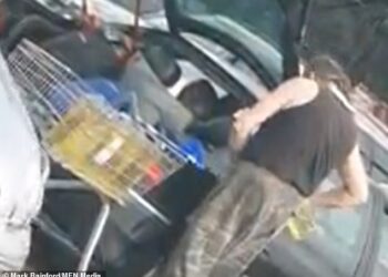 TANGKAP layar video
menunjukkan lelaki sedang mengisi minyak masak ke dalam tangki keretanya di luar pasar raya Tesco di Congleton, Cheshire. – MARK RAINFORD