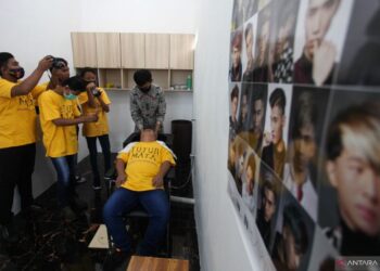 BEBERAPA peserta kurang upaya menerima latihan mengambil gambar di pusat bengkel Viaduct By Gubeng di Surabaya, Jawa Timur.-AGENSI