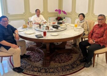 MEGAWATI Soekarnoputri (dua dari kanan) bertemu Jokowi (dua dari kiri) di Istana Negara di Jakarta kelmarin.-AGENSI
