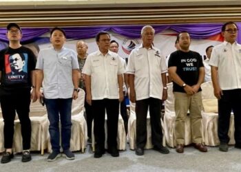 MOHD. Shafie Apdal (tengah) bersama barisan pimpinan Warisan di Putatan malam ini