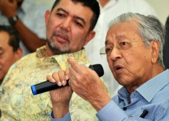 TUN Dr. Mahathir bercakap dalam sidang akhbar di ibu pejabat Parti Putra hari ini. Foto: UTUSAN/SYAKIR