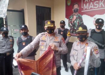 POLIS menunjukkan kain sarung yang dirampas selepas sembilan remaja ditahan kerana terlibat dalam perang kain sarung di Cianjur, Jawa Barat. - AGENSI
