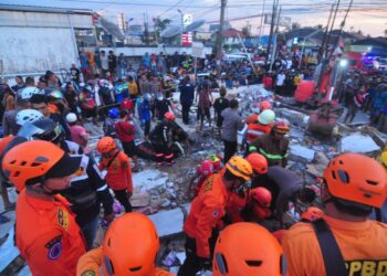 ORANG ramai memenuhi lokasi kejadian untuk menyaksikan operasi mencari dan menyelamat mangsa dilakukan pasukan keselamatan. - AGENSI