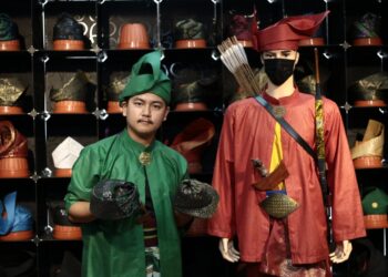 ABDUL Hakim Ismail menunjukkan tanjak warisan Melayu buatannya yang laris ditempah pelanggan untuk digayakan pada Aidilfitri kali ini. - UTUSAN/ROHANA MOHD. NAWI