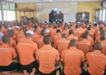 Klien Puspen menunaikan solat Zohor secara berjemaah di Puspen Kimanis, Papar semalam.