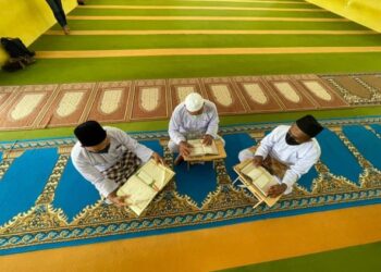 MALIK (kiri) bersama dua lagi klien Puspen Kimanis, Papar bertadarus al-Quran.