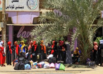 PENDUDUK Sudan menunggu bas untuk melarikan diri dari selatan Khartoum ketika pertempuran antara pasukan tentera semakin memuncak.-AFP