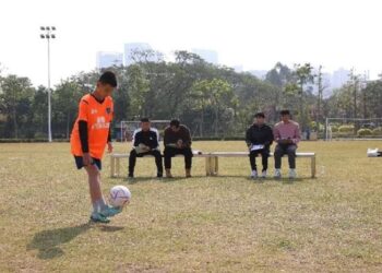 TANG Jinfan memecahkan Rekod Dunia Guinness dengan menimang bola sebanyak 8,147 kali dalam masa sejam. - AGENSI 
