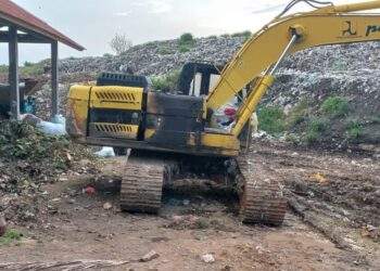 JENTOLAK yang digunakan untuk mengendalikan sampah di TPA Bengkala rosak menyebabkan proses pelupusan tergendala.-AGENSI