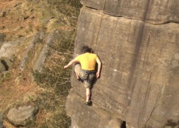 JOHNNY DAWES memanjat tebing batu curam tanpa menggunakan kedua-dua tangannya. - AGENSI  