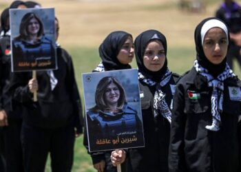 REMAJA Palestin memegang gambar Shireen Abu Akleh di bandar Gaza pada 17 Mei lalu. – AFP