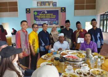 IDRIS Ahmad (duduk, tengah) bersama tetamu di majlis jamuan Hari Raya Aidilfitri JPKK Mukim Trong di Bukit Gantang hari ini. - UTUSAN/WAT KAMAL ABAS