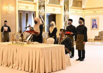 SURAYA Yaacob mengangkat sumpah bagi pelantikan Exco Kedah di Istana Anak Bukit, Alor Setar, hari ini.