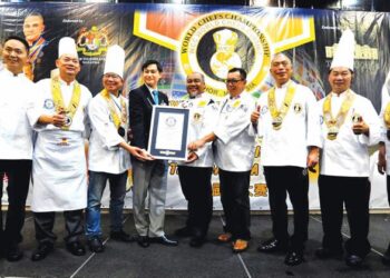 SUHAIRI Hashim (lima dari kanan) menerima sijil Guinness World Records dari Kozuyoshi Kirimura (empat dari kiri) sempena Program Chefs Championship 2023 di Pusat Konvensyen Antarabangsa Persada Johor Bahru, semalam. - UTUSAN/RAJA JAAFAR ALI