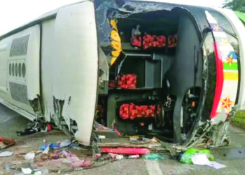 KEADAAN bas persiaran yang terlibat dalam kemalangan di Kilometer 375.4, LPT2 selepas Hentian Rawat dan Rehat Bukit Besi, Dungun, Terengganu. – UTUSAN/NIK NUR IZZATUL HAZWANI NIK ADNAN