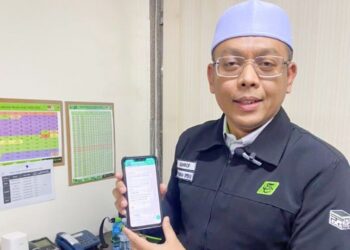 ASHROF Shamsuddin menunjukkan kumpulan WhatsApp yang akan menjadi medium penyampaian maklumat kepada jemaah haji Malaysia pada sidang akhbar di Madinah semalam.
