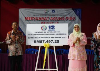 NOOR Mohamad Shakil Hameed (dua dari kiri) bergambar bersama replika cek yang diserahkan kepada Serina Jaafar (dua dari kanan) sempena Mesyuarat Agung PIBG SMKSS Kali Ke-41 baru-baru ini.