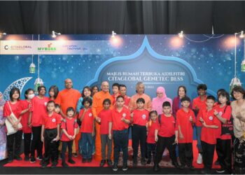 AL-SULTAN Abdullah Ri’ayatuddin Al-Mustafa Billah Shah dan Tunku Azizah Aminah Maimunah Iskandariah berkenan mencemar duli bermesra dengan tetamu yang menghadiri Majlis Rumah Terbuka Aidilfitri Citaglobal Genetec BESS di Bandar Baru Bangi, semalam. Turut kelihatan, Mohamad Norza Zakaria.