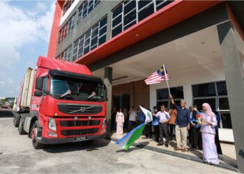 ABDUL Rashid Bahri (tiga, kanan) dan Rose Yasmin Abdul Karim (kanan) ketika simbolik flag off penghantaran Popsmalaya ke pelabuhan di Ibu pejabat Doluvo, Kuala Selangor, Selangor baru-baru ini. - UTUSAN/AFIQ RAZALI