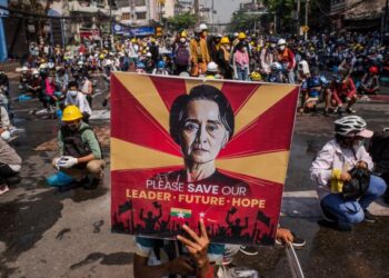PENUNJUK perasaan di Yangon melakukan demonstrasi membantah
rampasan kuasa berlaku di Myanmar. – AFP