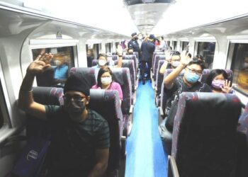 Sebahagian penumpang menggunakan khidmat  kereta api ke Singapura untuk bekerja setelah dua tahun terhenti akibat pandemik Covid-19 sempena Majlis Flag-off Perkhidmatan Shuttle Tebrau ke Singapura di Stesen JB Sentral, Johor Bahru
