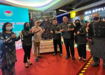 HAJIJI Noor (tiga kiri) semasa simbolik perasmian Pesta Koko Sabah 2022 di Kota Kinabalu hari ini.