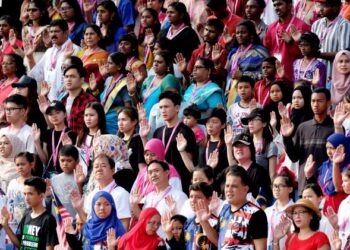 DENGAN adanya jati diri yang tinggi dalam kalangan rakyat Malaysia pelbagai kaum, tidak akan berlaku sebarang perbuatan jelik merendah-rendahkan bahasa kebangsaan. – UTUSAN