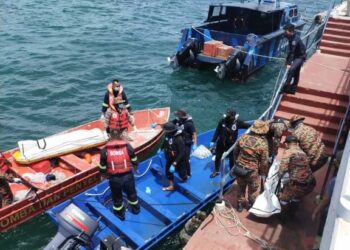 Mayat dua beranak yang ditemukan lemas selepas keluar memancing di Pitas, Sabah semalam.-IHSAN BOMBA